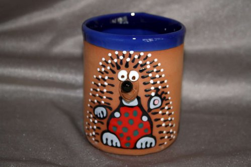 Keramik-Becher mit Henkel, Motiv Igel rot